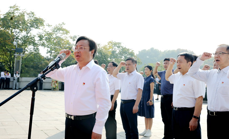 刘陈书记带领校党委理论学习中心组成员重温入党誓词